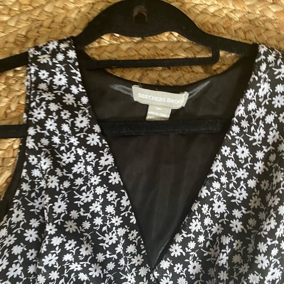 Black and white floral wrap tank top - Picture 2 of 4